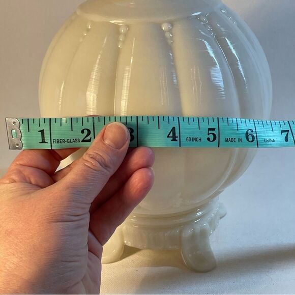 old ivory colored milk glass table lamp, vintage alacite Aladdin lamp shade - Picture 5 of 15